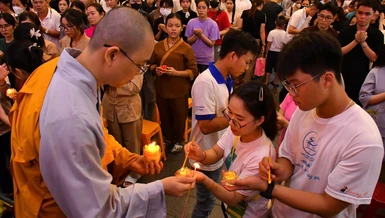 Truyền đăng, thắp nến cầu nguyện trong Đại lễ Vu lan - Báo hiếu tại Quan Âm tu viện