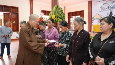 Hòa thượng Thích Bảo Nghiêm trao quà đến bà con