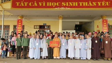 Đoàn từ thiện Phật giáo tỉnh Vĩnh Long trao quà đến đồng bào dân tộc bị ảnh hưởng lũ quét, sạt lỡ đất tại các xã thuộc tỉnh Sơn La