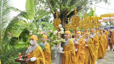 Môn đồ pháp quyến cung thỉnh kim quan nhập bảo tháp trong khuôn viên chùa Phúc Lâm