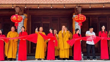 Chư tôn đức và đại diện các cơ quan cắt băng khánh thành ngôi Tổ đường chùa Phúc Hậu