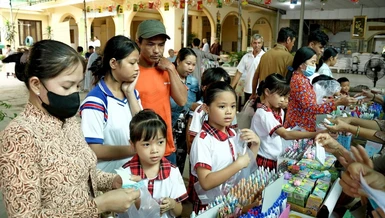Học sinh chọn dụng cụ học tập tại gian hàng 0 đồng tại chùa Vi Phước