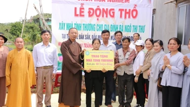 Thượng tọa Thích Quảng Tuấn trao hỗ trợ xây nhà tình thương