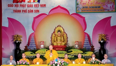 Thượng tọa Thích Tâm Định có lời đạo từ đến gần 1.000 thanh thiếu niên Phật tử tham gia khóa tu