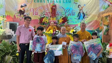 Chùa Thanh Lâm trao học bổng cho học sinh hiếu học