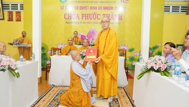Thượng tọa Thích Quảng Lộc trao quyết định bổ nhiệm chùa Phước Thành cho Sư cô Thích nữ Viên Giác