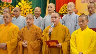 Thượng tọa Thích Giác Vũ, tân Trưởng ban Trị sự GHPGVN TP.Nam Định phát biểu nhận nhiệm vụ