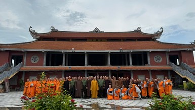 Chụp ảnh lưu niệm tại chùa Đại Giáp