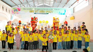 Các em thanh thiếu niên tham gia "Vui hội Trung thu" do chùa Vạn Phước (Cà Mau) tổ chức