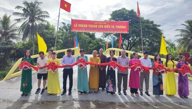 Cắt băng khánh thành cầu Hiểu và Thương, tại ấp Thọ Hòa Đông A, xã Phú Tâm, H.Châu Thành