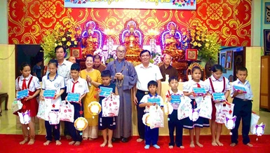Ban Tổ chức chương trình trao học bổng đến học sinh, tại chùa Huệ Quang, TP.Gò Công, tỉnh Tiền Giang