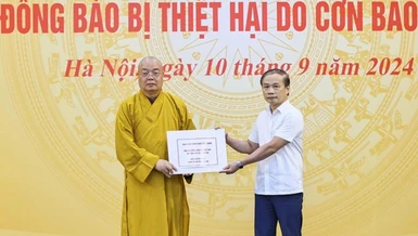 Trưởng lão Hòa thượng Thích Thanh Nhiễu đại diện Giáo hội ủng hộ 500 triệu đồng tại lễ phát động - Ảnh: TƯMTTQVN