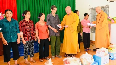 Thượng tọa Thích Tâm Định và Thượng tọa Thích Nguyên Thành trao quà đến những gia đình ảnh hưởng bão lũ tại tỉnh Thái Nguyên