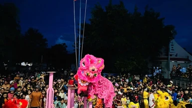 Múa lân trong "Vui Trung thu" cùng các em thiếu nhi tại UBND xã Xuân Quang 2, H.Đồng Xuân, tỉnh Phú Yên