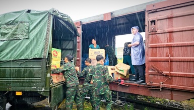 80 tấn hàng hóa gồm gạo và nhu yếu phẩm được chuyển đến vùng bão lũ tỉnh Yên Bái và Phú Thọ - Ảnh: MTTQVN TP