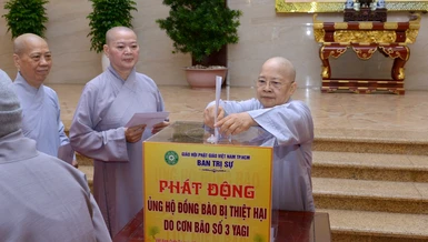 Chư Ni TP.HCM đóng góp tại lễ phát động ủng hộ đồng bào bị thiệt hại do bão số 3, do Ban Trị sự GHPGVN TP.HCM phát động - Ảnh: Bảo Toàn/BGN