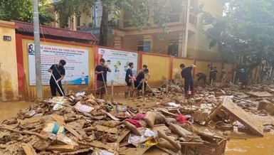 Bà con tỉnh Yên Bái ra sức dọn dẹp những ngỗn ngang để lại sau bão số 3 - Ảnh: TN