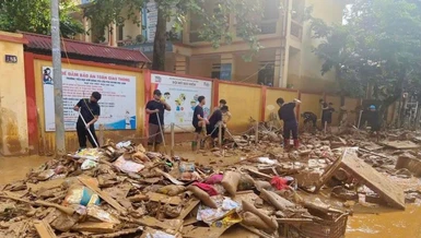 Bà con tỉnh Yên Bái ra sức dọn dẹp những ngỗn ngang để lại sau bão số 3 - Ảnh: TN