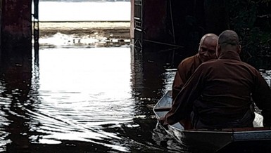 Nhiều chùa ở H.Thanh Liêm, tỉnh Hà Nam bị ngập nặng do bão số 3, gây cản trở trong sinh hoạt tu tập