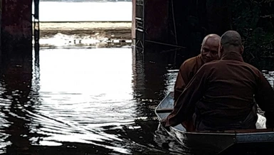 Nhiều chùa ở H.Thanh Liêm, tỉnh Hà Nam bị ngập nặng do bão số 3, gây cản trở trong sinh hoạt tu tập