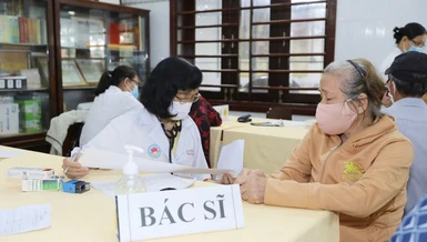 Bác sĩ khám bệnh cho bệnh nhân nghèo, tại chùa Hội Phước