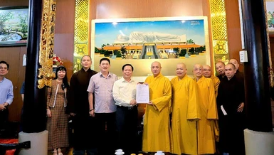 Ông Trần Đức Thịnh trao văn bản chấp thuận của UBND về việc thành lập tổ chức tôn giáo trực thuộc - Ban Quản trị tổ đình Hội Khánh