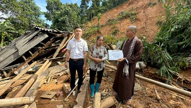  Đại đức Thích Thánh Trí hỗ trợ gia đình anh Phan Văn Đường 20 triệu đồng, góp sức xây dựng lại căn nhà