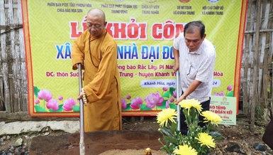 Thực hiện nghi thức động thổ xây dựng nhà Đại đoàn kết do chùa Kỳ Viên Trung Nghĩa tài trợ