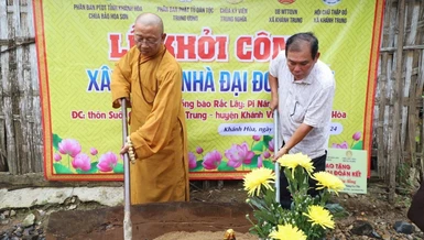 Thực hiện nghi thức động thổ xây dựng nhà Đại đoàn kết do chùa Kỳ Viên Trung Nghĩa tài trợ