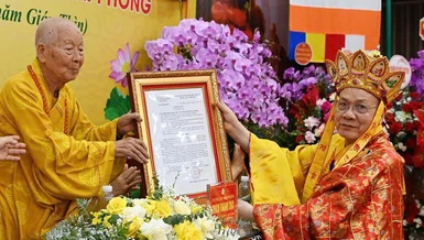 Trưởng lão Hòa thượng Thích Thanh Dục trao quyết định bổ nhiệm đến Hòa thượng Thích Quảng Tùng