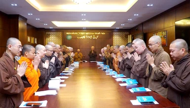 Chư tôn đức niệm Phật cầu gia hộ trước buổi họp