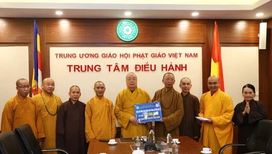 Phân ban Phật tử Dân tộc T.Ư trao ủng hộ đồng bào vùng bão lũ 
