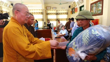 Trưởng lão Hòa thượng Thích Thanh Nhiễu trao quà đến những gia đình bị ảnh hưởng bão lũ