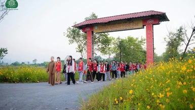 Sinh viên trong khóa tu thực tập thiền hành