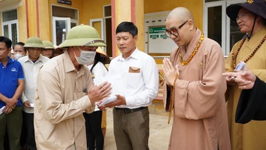 Đoàn trao quà đến người dân vùng bão lũ thuộc H.Lục Yên, tỉnh Yên Bái 