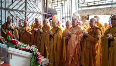 Chư tôn đức cử hành nghi thức cầu nguyện đặt đá xây dựng chùa Minh Đạo