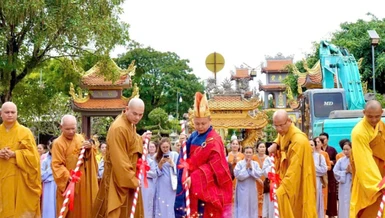 Chư tôn đức thực hiện nghi thức động thổ khởi công