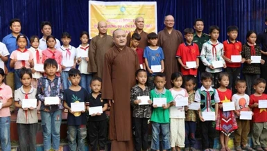 Đoàn Ban Nghi lễ T.Ư trao quà đến học sinh 