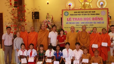 Ban Tổ chức trao học bổng cho học sinh, sinh viên tại tỉnh Bình Phước