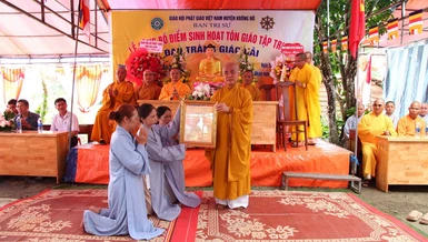 Thượng tọa Thích Quảng Hiền trao quyết định đến đại diện Ban Hộ tự đạo tràng Giác Hải