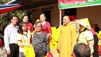 Đoàn tặng quà đến người lớn tuổi