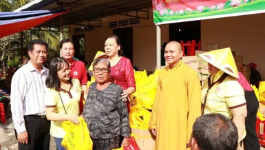 Đoàn tặng quà đến người lớn tuổi