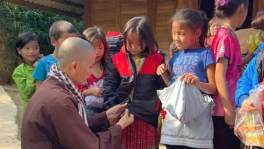 Tặng áo ấm cho học sinh vùng cao trong chương trình Áo ấm vùng Tây Bắc