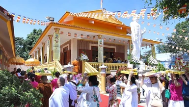 Phật tử nhiễu y quanh chánh điện điểm sinh hoạt tập trung Tịnh Giác