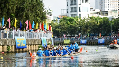 Hội thi đua ghe ngo lần I năm 2023 trên kênh Nhiêu Lộc - Thị Nghè - Ảnh: Quảng Đạo/BGN