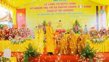  Thượng tọa Thích Nguyên Thành trao quyết định bổ nhiệm trụ trì chùa Cống Thượng đến Đại đức Thích Thanh Hoàng