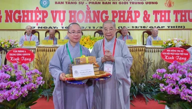 Ni trưởng Thích nữ Nhật Khương trao giải xuất sắc đến Sư cô Thích nữ Minh Hiền (tỉnh Hưng Yên)