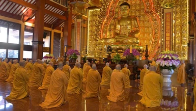 Chư Tăng đảnh lễ Tam bảo trong Lễ Bố-tát tại Việt Nam Quốc Tự