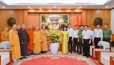 Thượng tọa Thích Thanh Phong tặng hoa đến Phó Bí thư Thường trực Tỉnh ủy và lãnh đạo tỉnh Bà Rịa - Vũng Tàu