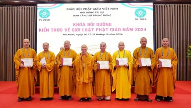 Trưởng lão Hòa thượng Thích Thiện Nhơn trao chứng nhận đến lãnh đạo các Ban Trị sự tỉnh thành hoàn thành Khóa bồi dưỡng về Giới luật Phật giáo